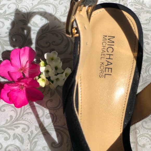 Suede Micheal Kors 👠 shoes - Picture 2 of 5
